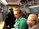Alexej Navalnyj a jeho ena Julija po píletu na moskevské letit eremetvo...