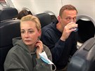 Alexej Navalnyj a jeho ena Julija na palub letadla míícího z Berlína do...