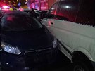 Autobus naboural v Chebu jedenct zaparkovanch aut.
