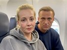 Ruský opoziní politik Alexej Navalnyj a jeho manelka Julija se vrací z...