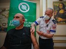 Zdravotníci okují zamstnance domova senior v izraelském mst Ramat Gan....