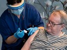 Norská zdravotnice aplikuje seniorovi vakcínu proti koronaviru. (17. ledna 2020)