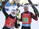 Tiril Eckhoffová (vlevo) a Johannes Bö z Norska se usmívají poté, co ve smíené...
