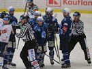 Rozhodí uklidují potyku mezi hokejisty v zápase Plzn proti Liberci.