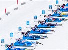 Biatlonistky pi stelb vlee bhem smíeného tafetového závodu v Oberhofu