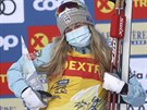 Jessie Digginsová na pódiu slaví druhé místo v závod Tour de Ski ve Val di...