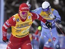 Alexandr Bolunov si jede pro vítzství v hromadném závod Tour de Ski ve Val...
