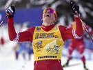 Alexandr Bolunov se raduje z vítzství v závodu Tour de Ski s hromadným...