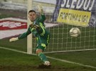 Olomoucký branká Ale Mandous inkasuje gól z pokutového kopu.