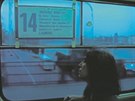 Patti Smithová v praské tramvaji v klipu R.E.M