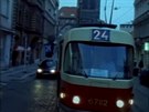 Praská tramvaj v klipu R.E.M