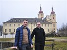 Fará Pavel Andr (vpravo) a editel klátera Jan Heinzl ped kláterní budovou