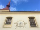 Slunení hodiny na ttském kostele s nápisem Una Erit Tua Ultima