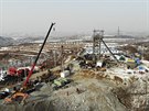 Záchranáské práce po výbuchu ve zlatém dole v provincii an-tung na východ...