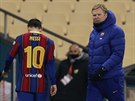 Zklamaný Lionel Messi a trenér Ronald Koeman po poráce ve finále panlského...