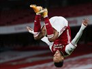 Tradiní akrobatická gólová oslava Pierre-Emiercka Aubameyanga z Arsenalu.