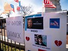 Ameriané picházejí ke Kapitolu uctít památku policisty Briana Sicknicka,...