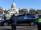 lenové policie chránící americký Kapitol salutují pohebnímu vozu s rakví...