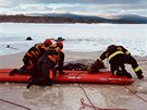 Vodn� z�chrann� slu�ba vyt�hla z vody kon�, pod kter�m se na Lipn� probo�il led.