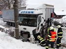 Nehoda dvou kamion uzavela silnici u erveného Kostelce na Náchodsku. (13. 1...