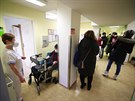 Lidé ekají ve Fakultní nemocnici Královské Vinohrady v Praze na okování proti...