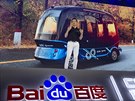 Výkonný editel Baidu Robin Li ped samoiditelným autobusem, který firma...