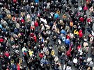 Demonstranti na Staromstském námstí poadují otevení eské republiky....