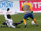 Zlínský fotbalista Cheick Oumar Conde se snaí zastavit Karola Mondeka z Opavy.