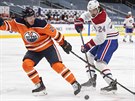 O puk bojují Tyson Barrie (vlevo) z Edmontonu a montrealský Phillip Danault.