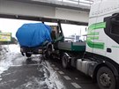 Kamion na Zliín se neveel s peváeným nákladním autem pod lávku. (15.1.2021)