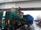 Kamion na Zlin se neveel s pevenm nkladnm autem pod lvku. (15.1.2021)