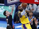 LeBron James (23) z LA Lakers útoí na ko Oklahoma City pes Alekseje...