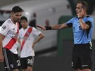 Rozhodí Esteban Ostojich se chystá zklamat hráe River Plate.