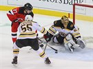 Bostonský gólman Tuukka Rask zasahuje, pekonat ho se snaí Pavel Zacha z New...