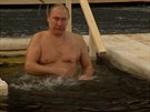 Vladimir Putin se ve trnácti stupních pod nulou ponoil do ledové vody