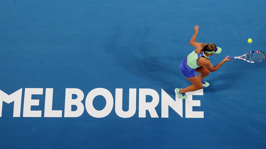 Amerianka Sofia Keninová dobíhá k forhendu ve finále Australian Open.