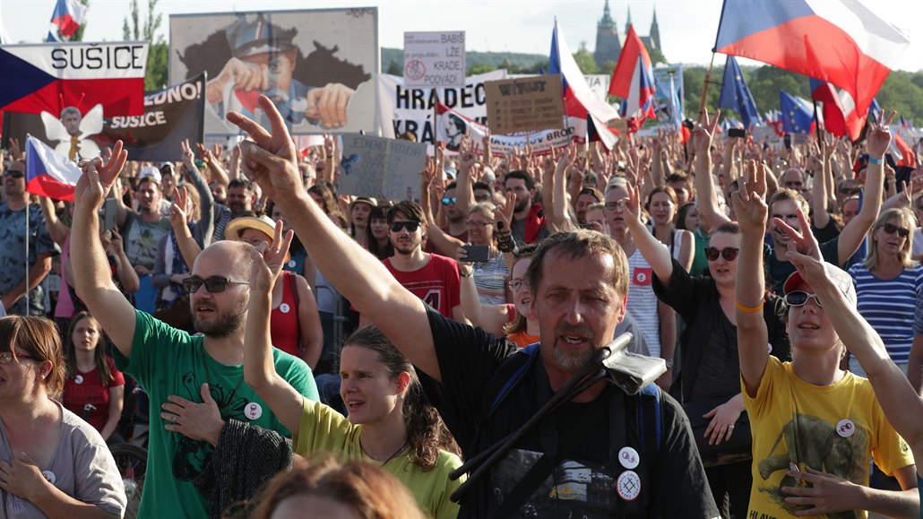 Nejvtí polistopadová demonstrace na Letné, kam 23. ervna 2019 pilo tvrt milionu lidí. Svolala ji tehdy iniciativa Milion chvilek pro demokracii.