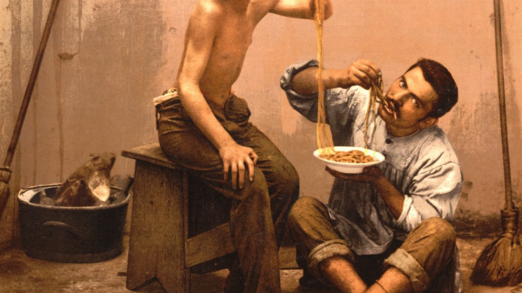 Pouliní prodejci tstovin v italské Neapoli na snímku z pelomu 19. a 20....