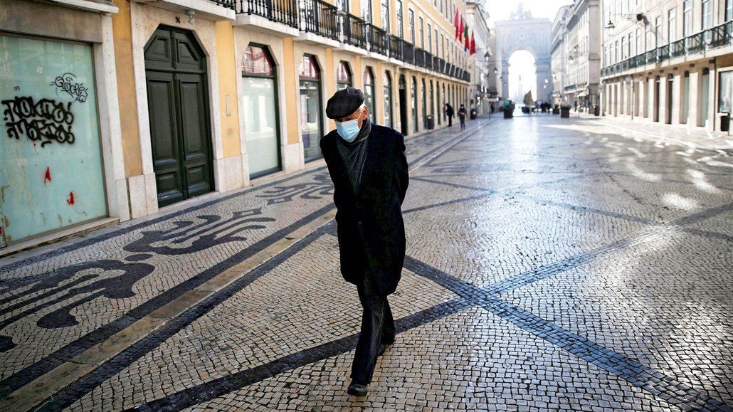 Muž prochází vyprázdněným centrem portugalského Lisabonu. (15. ledna 2021)