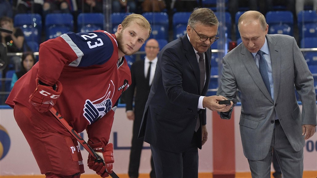 Prezident IIHF René Fasel a ruský prezident Vladimir Putin společně vhazují puk...