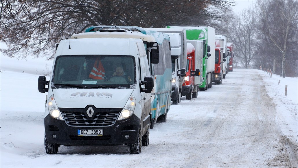 Takto vypadá kopec u Jitkova pokaždé, když trochu sněží nebo mrzne. Pravidelně ho zablokují kamiony, mezi nimiž uváznou desítky dalších řidičů. Tento snímek je z letošního ledna.