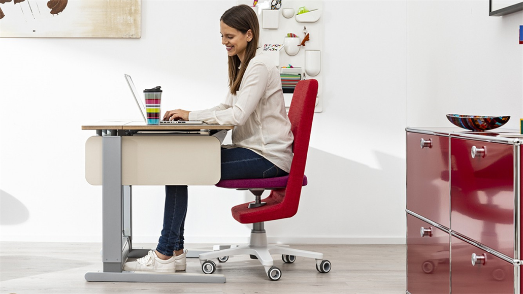 Výškově nastavitelné stoly a židle se mohou přizpůsobit více členům domácnosti.