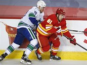 Tanner Pearson (vlevo) z Vancouveru br�n� Dominika Simona z Calgary.