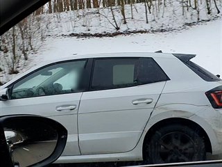 Prototyp nové generace Škody Fabia při testech na českých dálnicích.