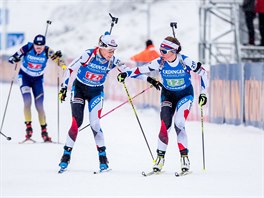 Eva Puskarčíková (vlevo) posílá do druhého úseku štafety v Oberhofu Jessicu...