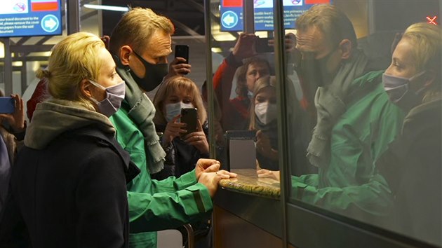 Alexej Navalnyj a jeho žena Julia po příletu na moskevské letiště Šeremetěvo (17. ledna 2021)