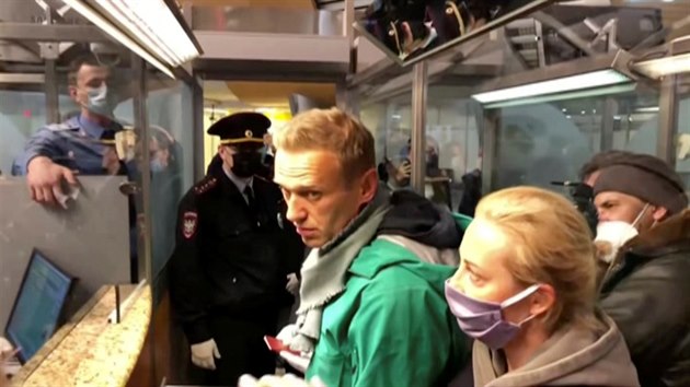 Alexej Navalnyj a jeho žena Julija po příletu na moskevské letiště Šeremetěvo (17. ledna 2021)