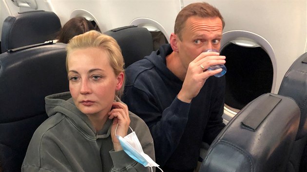 Alexej Navalnyj a jeho ena Julija na palub letadla mcho z Berlna do Moskvy (17. ledna 2021)