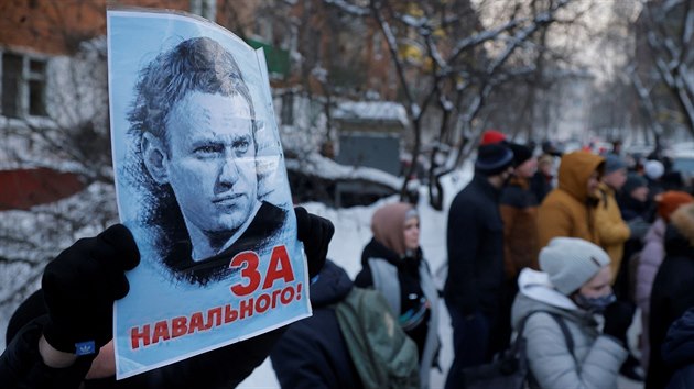 Protest na podporu Alexeje Navalnho ped policejn stanic v Moskv (18. ledna 2021)