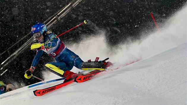 Mikaela Shiffrinov v prvnm kole slalomu ve Flachau.